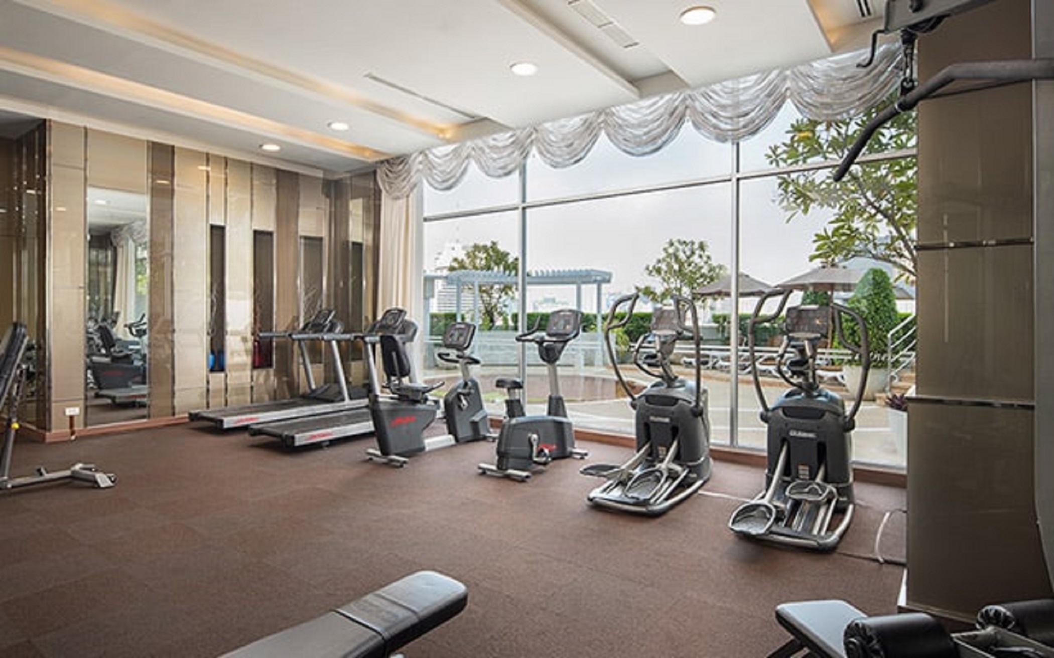 The Berkeley Hotel Pratunam Bangkok Exteriér fotografie The gym at the hotel