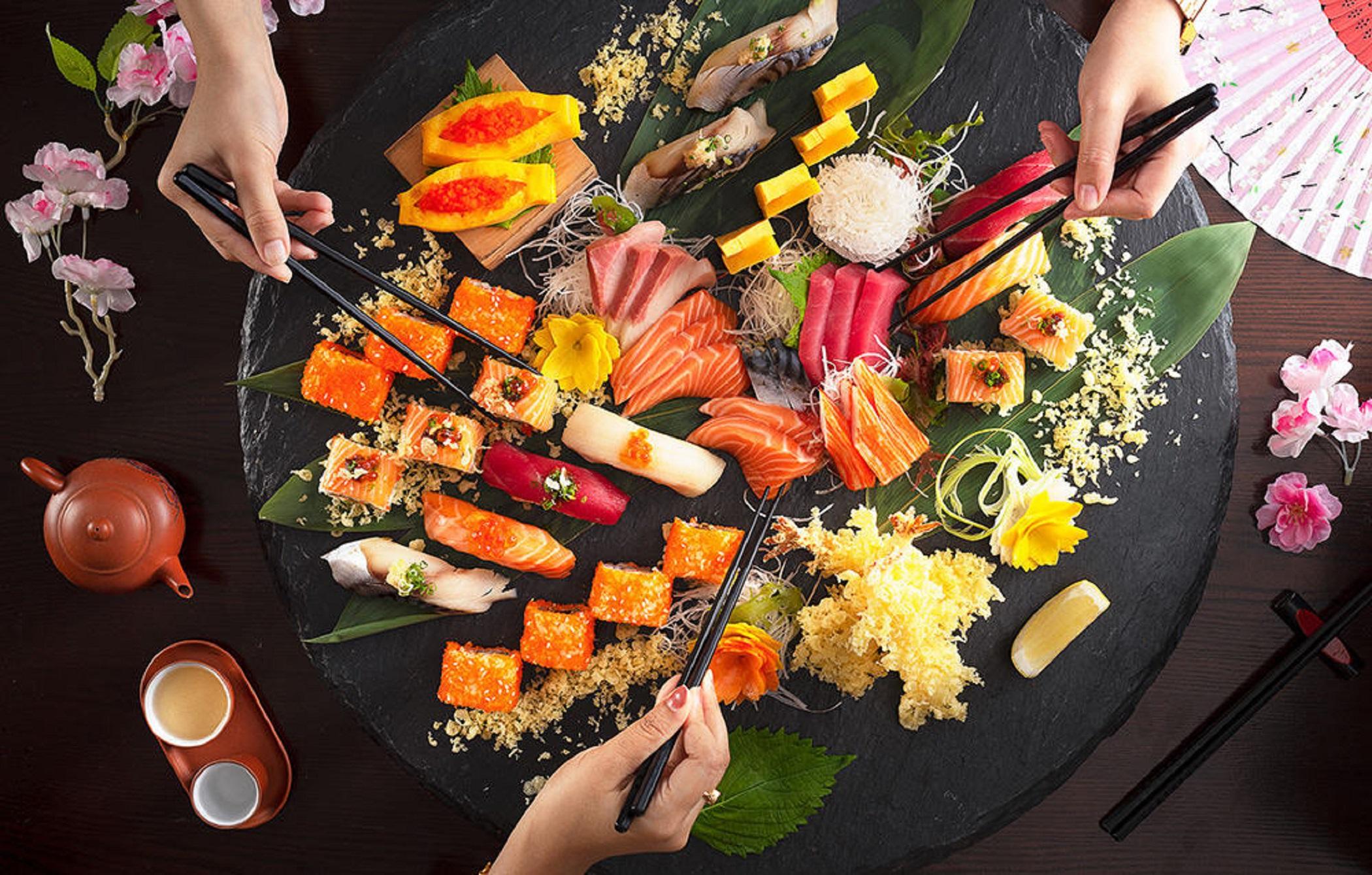 The Berkeley Hotel Pratunam Bangkok Exteriér fotografie A sashimi platter