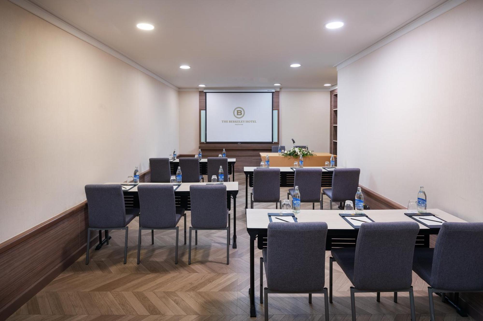 The Berkeley Hotel Pratunam Bangkok Exteriér fotografie Meeting room at The Westin Palace, Madrid