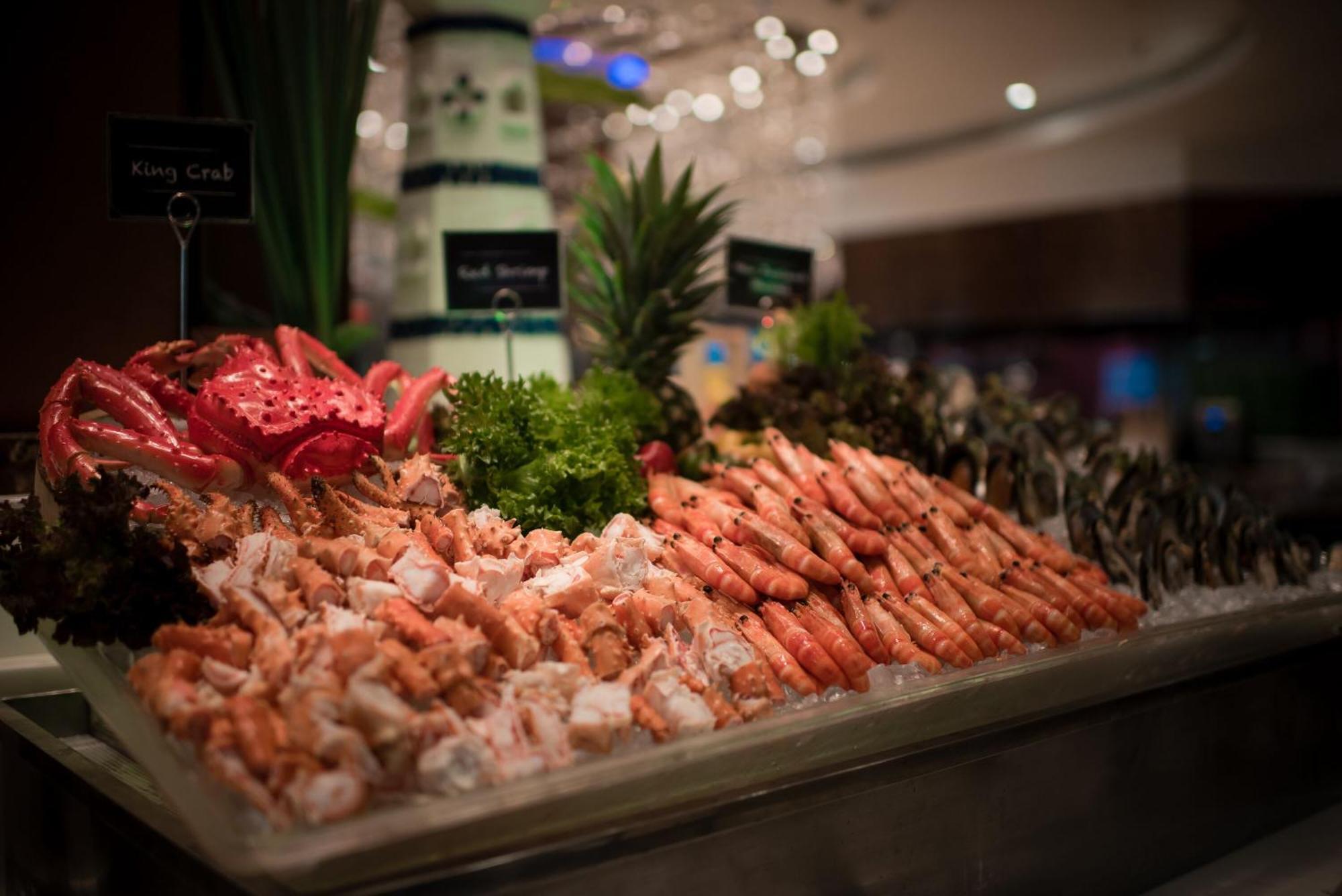 The Berkeley Hotel Pratunam Bangkok Exteriér fotografie Seafood on display at a buffet