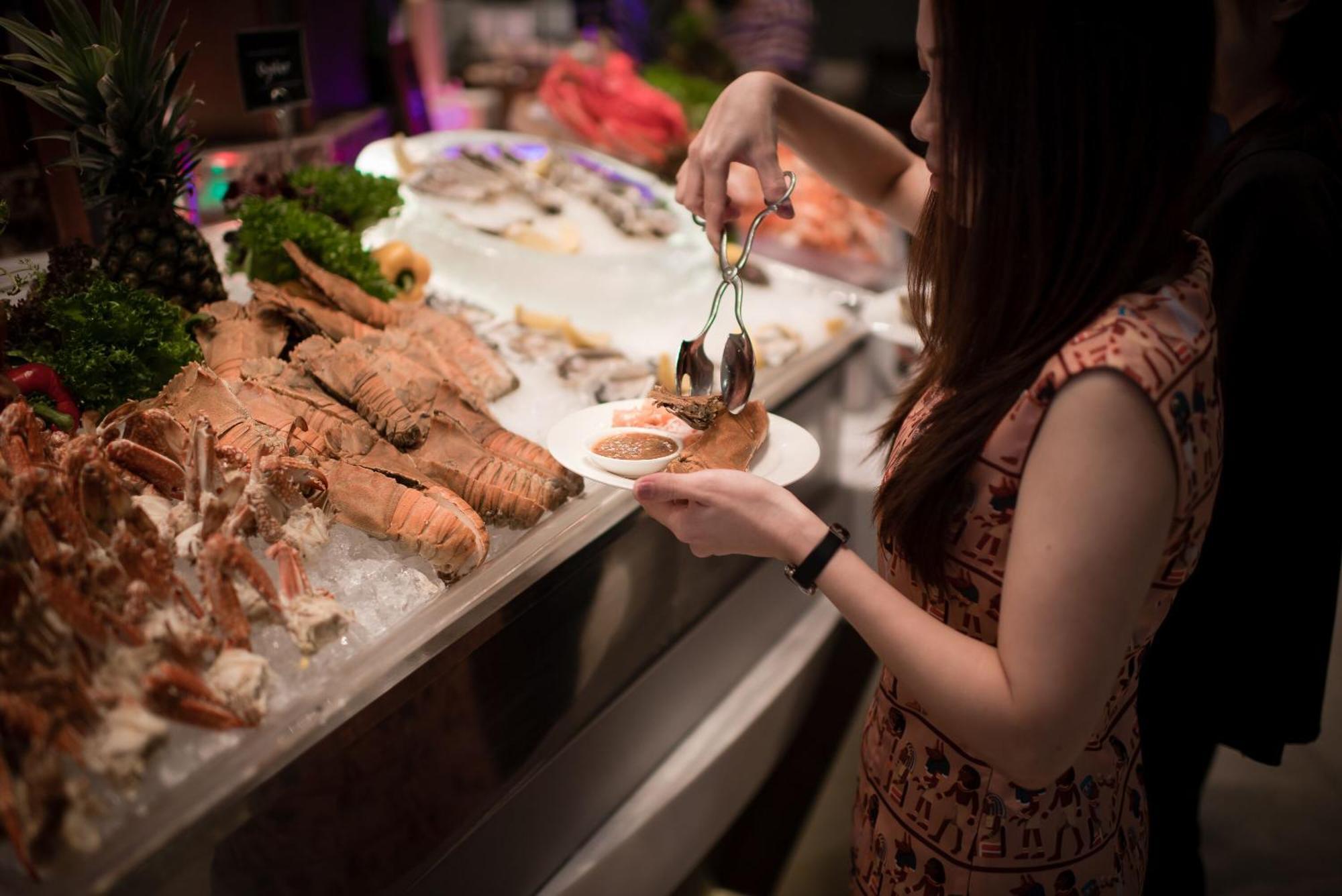 The Berkeley Hotel Pratunam Bangkok Exteriér fotografie A woman using a buffet spoon