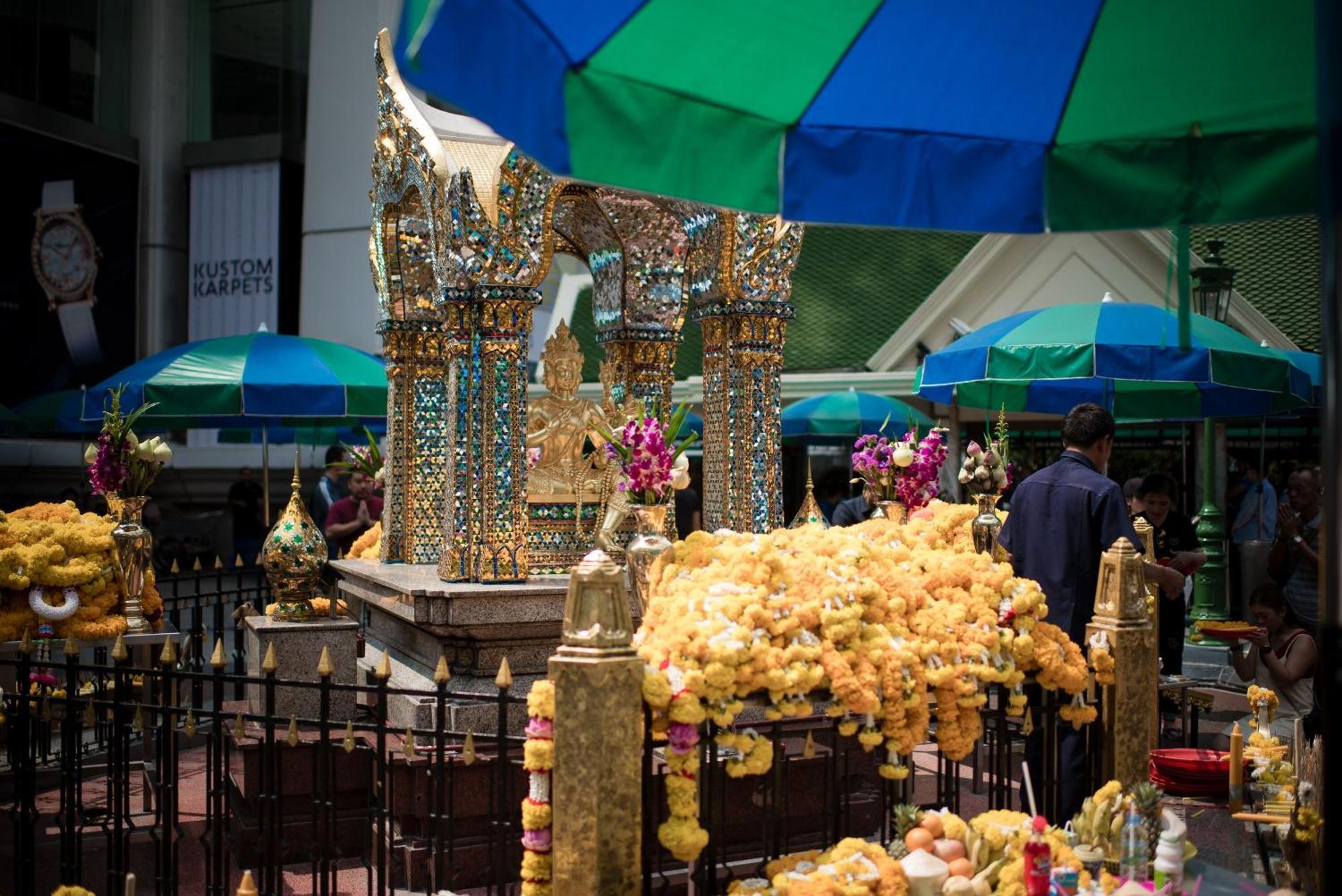 The Berkeley Hotel Pratunam Bangkok Exteriér fotografie The golden reclining Buddha at the Erawan shrine