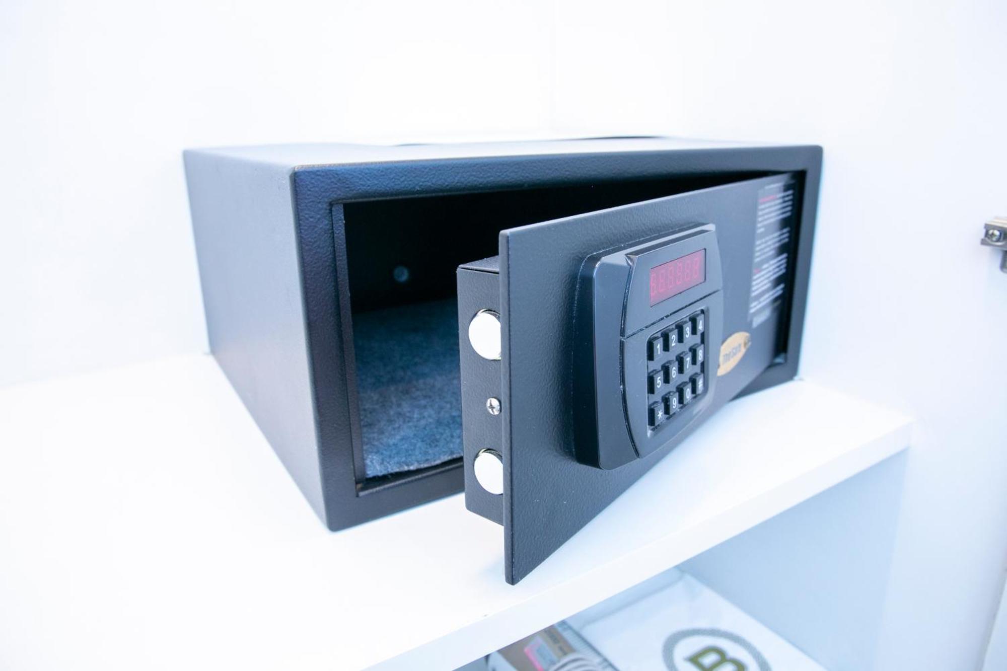 The Berkeley Hotel Pratunam Bangkok Exteriér fotografie A safe