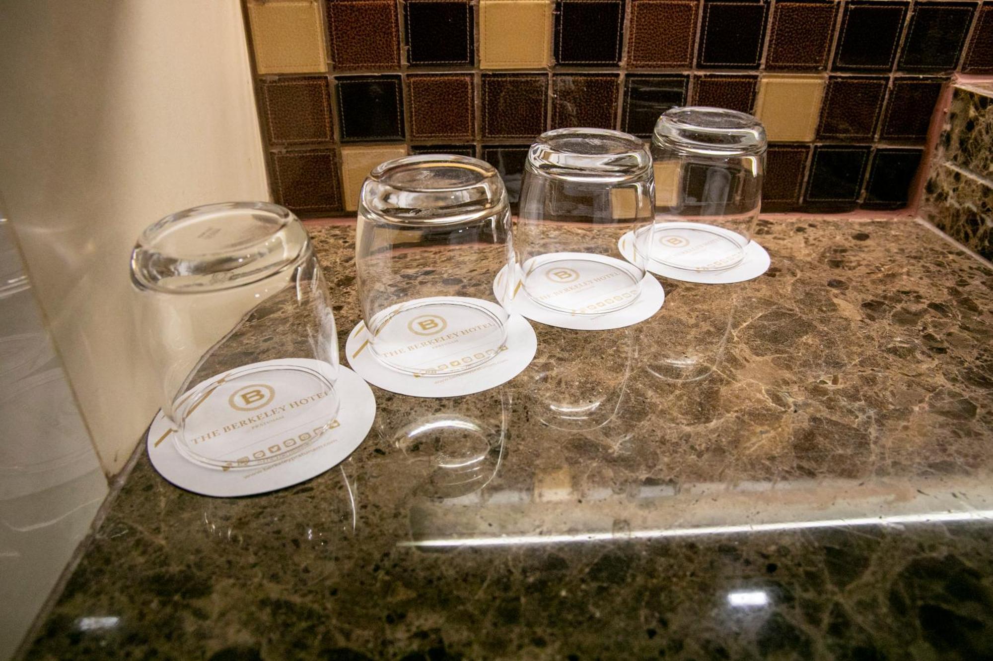The Berkeley Hotel Pratunam Bangkok Exteriér fotografie Empty spice jars