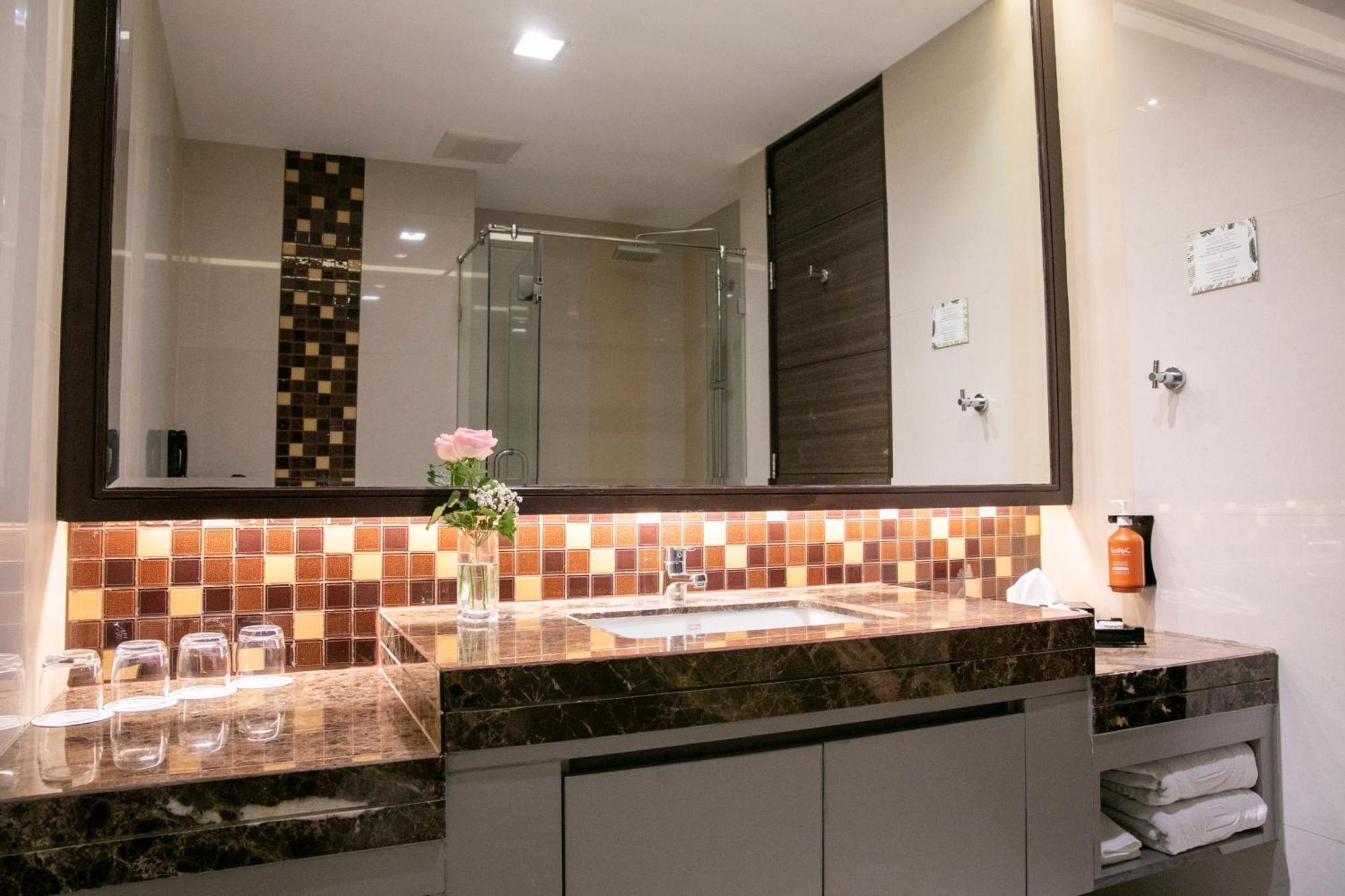 The Berkeley Hotel Pratunam Bangkok Exteriér fotografie Bathroom