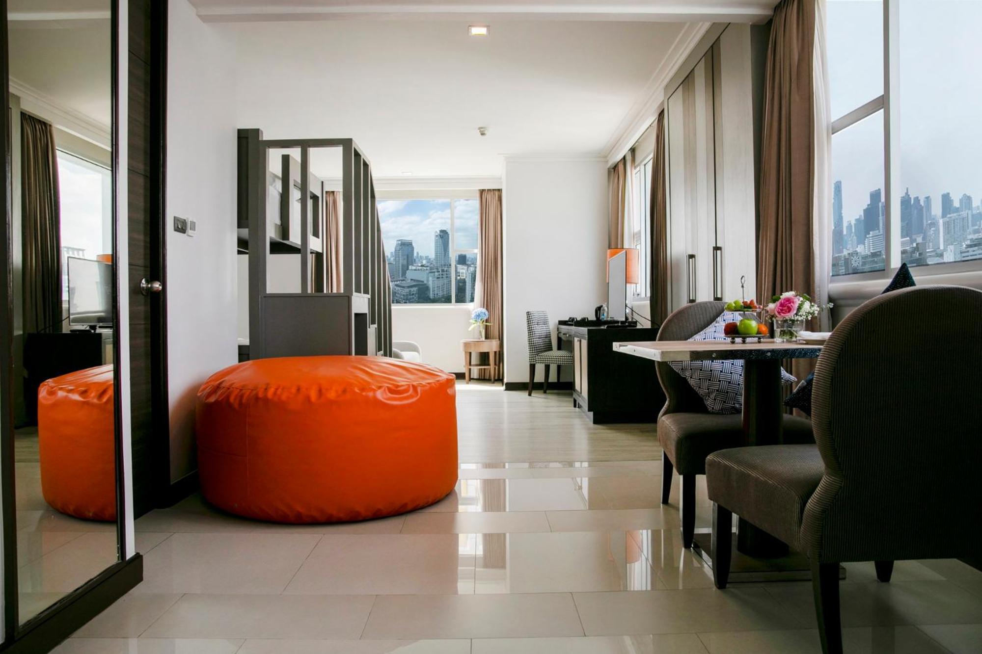 The Berkeley Hotel Pratunam Bangkok Exteriér fotografie A bean bag in a hotel room
