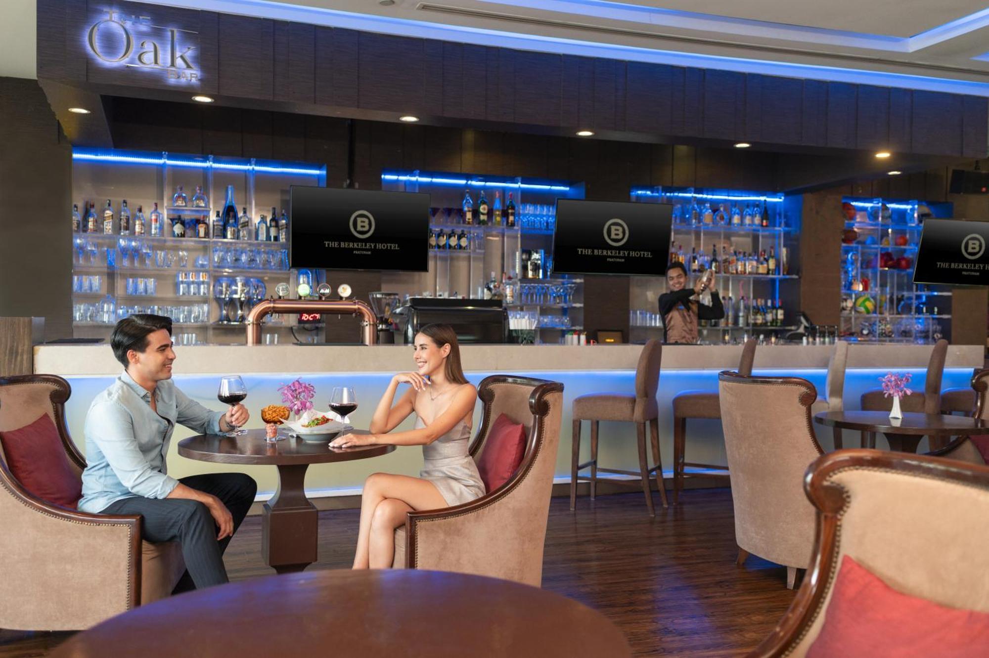 The Berkeley Hotel Pratunam Bangkok Exteriér fotografie Oak Bar