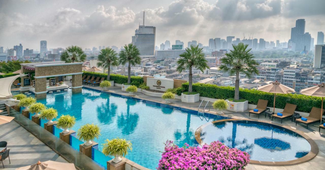 The Berkeley Hotel Pratunam Bangkok Exteriér fotografie The pool at the hotel