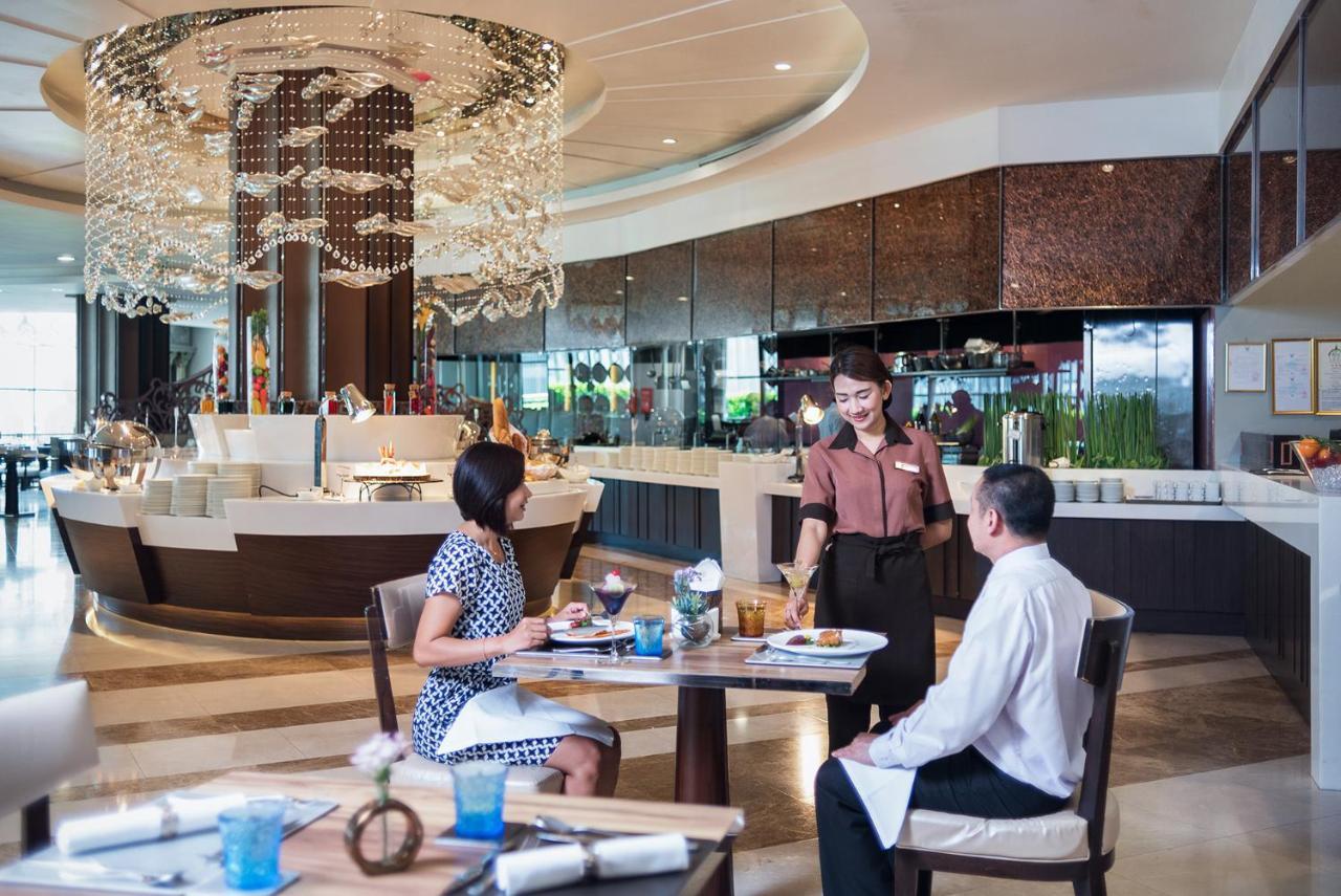 The Berkeley Hotel Pratunam Bangkok Exteriér fotografie A restaurant in a hotel